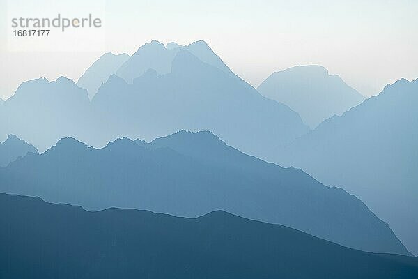 Staffelung von Gipfeln der Lechtaler Alpen zur blauen Stunde  Elmen  Lechtaler Alpen  Außerfern  Tirol  Österreich  Europa