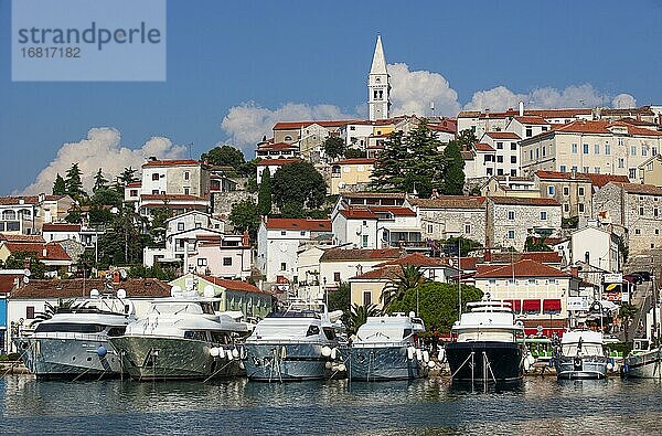 Hafen mit Schiffsanlegestelle und Sankt Martin Kirche  Adriaküste  Vrsar  Istrien  Kroatien  Europa