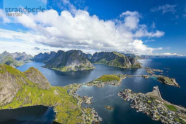 Aussicht vom Berg Reinebringen auf Fischerort Reine  Fjord mit Inseln und Bergen  Reinefjord  Lofoten  Norwegen  Europa