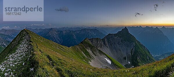 Gipfelgrat der Kreuzspitze mit Zelt am Gipfel  im Hintergrund die Pfeilspitze mit Lechtaler Alpen  Elmen  Lechtaler Alpen  Außerfern  Tirol  Österreich  Europa