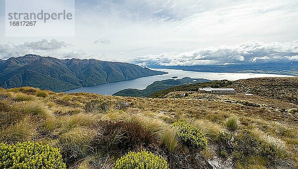 Blick auf den South Fiord des Lake Te Anau  Murchison Mountains  hinten Berghütte Luxmore Hut  Kepler Track  Great Walk  Fiordland National Park  Southland  Neuseeland  Ozeanien