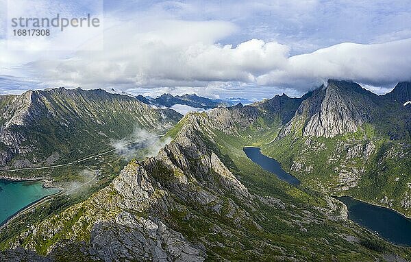 Bergwelt der Lofoten  bei Henningsvaer  Lofoten  Norwegen  Europa