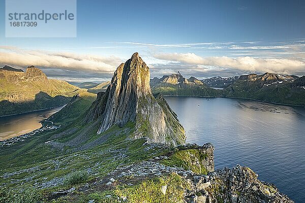 Steiler Berg Segla  Fjord Mefjorden mit Bergen  Insel Senja  Troms  Norwegen  Europa