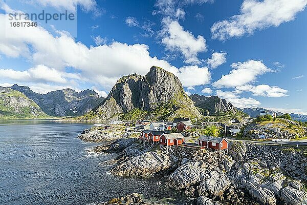 Rorbuer Fischerhütten am Fjord  Ortsansicht Hamnøy  Reinefjord mit Bergen im Hintergrund  Reine  Lofoten  Norwegen  Europa