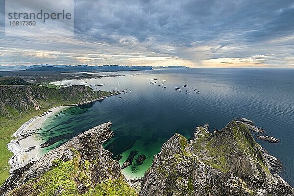 Ausblick vom Berg Måtinden auf Sandstrand und felsige Küste  Bleik  Insel Andoya  Vesterålen  Nordland  Nord-Norge?  Norwegen  Europa