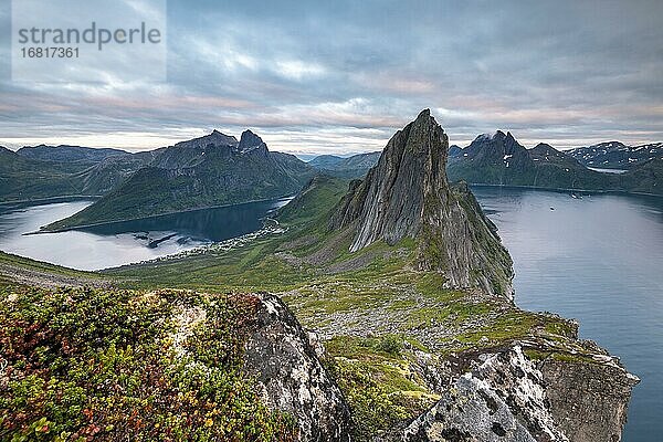 Steiler Berg Segla  Fjord Mefjorden mit Bergen  Insel Senja  Troms  Norwegen  Europa