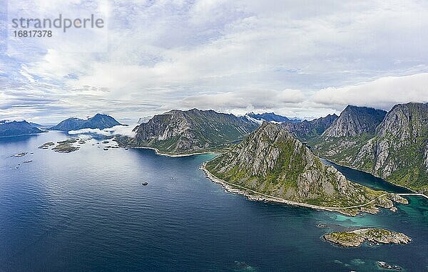 Küste der Lofoten  Berge und Fjord bei Henningsvaer  Lofoten  Norwegen  Europa