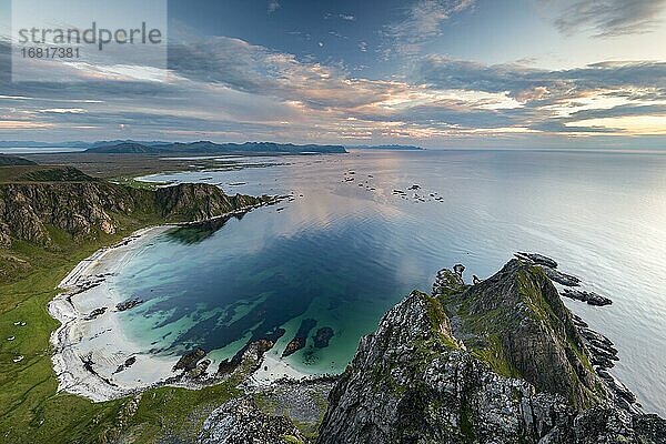 Ausblick vom Berg Måtinden auf Sandstrand und felsige Küste  Bleik  Insel Andoya  Vesterålen  Nordland  Nord-Norge?  Norwegen  Europa