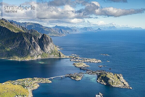 Aussicht vom Berg Reinebringen auf Fischerort Hamnøy  Fjord mit Inseln und Bergen  Reinefjord  Lofoten  Norwegen  Europa