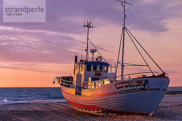Fischerboot am Strand bei Sonnenuntergang  Vorupör  Nordjylland  Dänemark  Europa