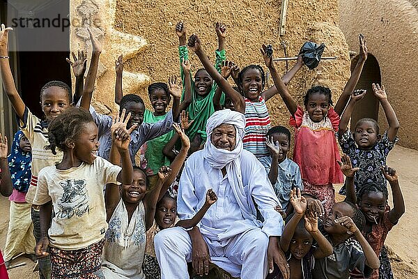 Gruppe von Kleinkindern jubeln  Agadez  Niger  Afrika