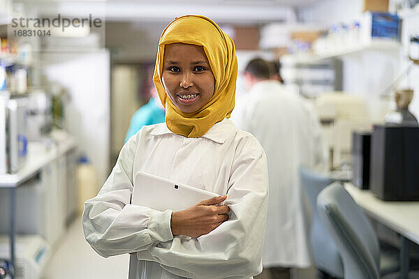 Porträt selbstbewusste Wissenschaftlerin im Hijab bei der Arbeit im Labor