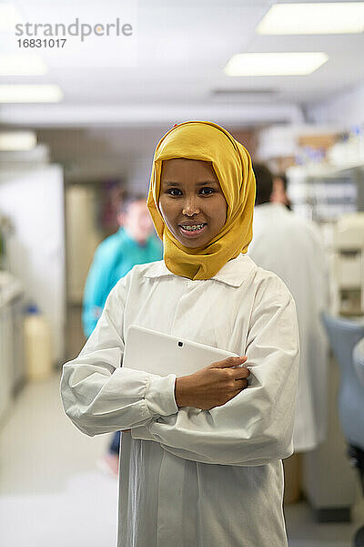 Porträt selbstbewusste Wissenschaftlerin im Hidschab im Labor