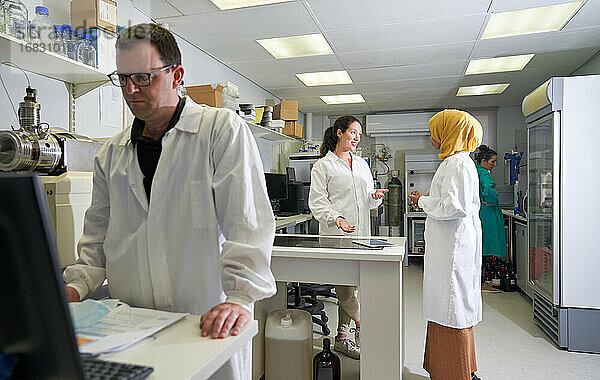 Wissenschaftler im Gespräch im Labor