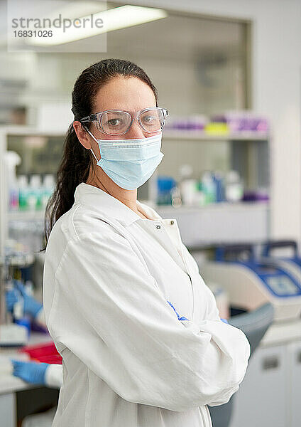 Porträt selbstbewusste Wissenschaftlerin mit Gesichtsmaske und Schutzbrille