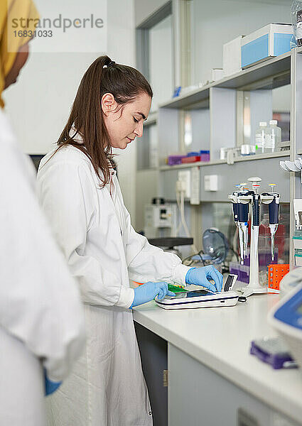 Wissenschaftlerinnen bei der Benutzung von Geräten im Labor