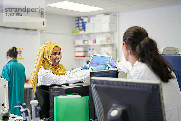 Wissenschaftlerinnen mit Laptop im Labor
