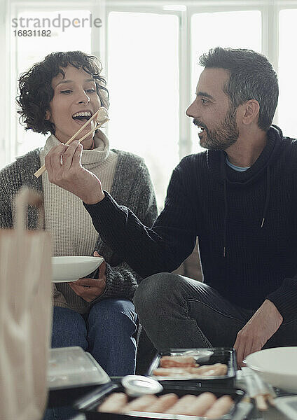 Playful Paar Essen zum Mitnehmen Essen mit Stäbchen