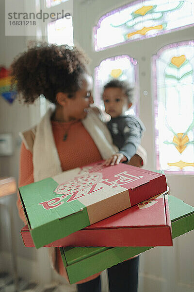 Mutter und Baby Tochter erhalten Pizzalieferung an der Haustür