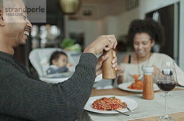 Glückliche Familie genießt Spaghetti Abendessen am Esstisch