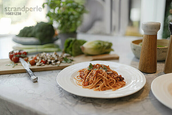 Stillleben frischer Teller Spaghetti auf Küchentheke