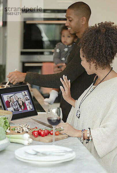 Familie Video-Chat am digitalen Tablet und Kochen in der Küche