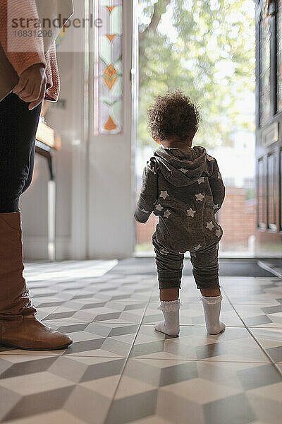 Baby Mädchen in Stern Pyjamas an der Haustür