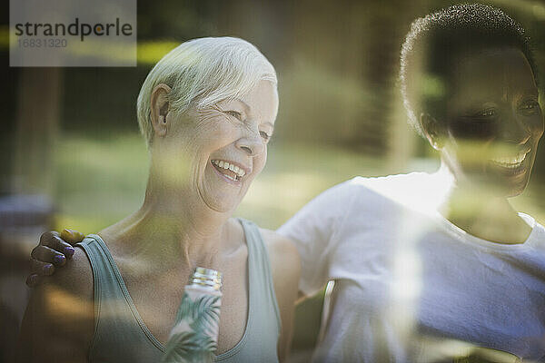 Glückliche ältere Frauen Freunde auf sonnigen Terrasse