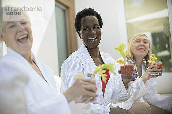 Porträt glücklich ältere Frauen Freunde trinken Bloody Mary Cocktails