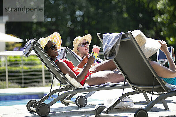 Glückliche ältere Frauen Freunde Sonnenbaden bei sonnigen Sommer poolside