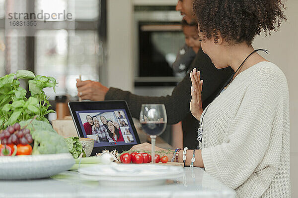 Kochen mit der Familie und Videochat mit Freunden auf dem digitalen Tablet