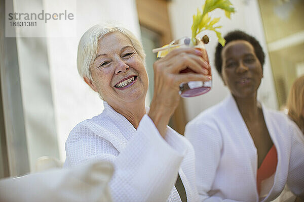 Glückliche ältere Frauen Freunde trinken Cocktail auf Hotelterrasse