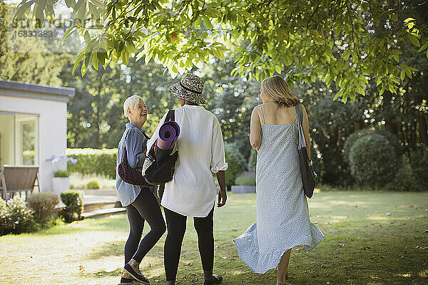 Glückliche ältere Frauen Freunde mit Yoga-Matte im Sommer Garten