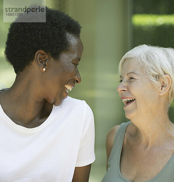 Glückliche Seniorinnen Freunde lachend