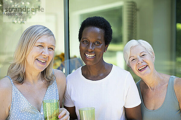 Porträt schöne glückliche ältere Frauen auf der Terrasse
