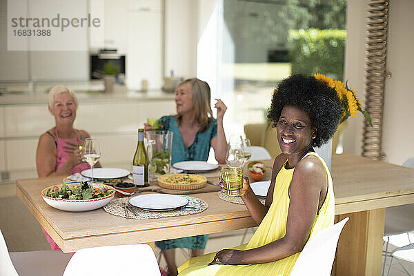 Porträt glückliche ältere Frauen Freunde genießen das Mittagessen im Speisesaal