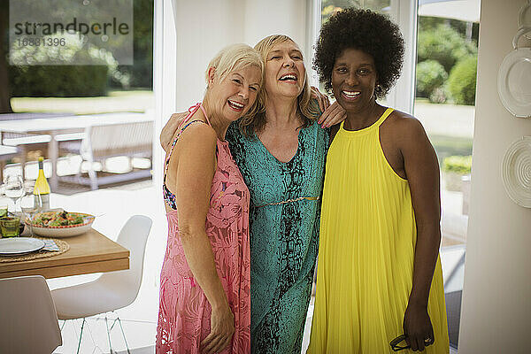 Porträt glücklich schöne ältere Frauen in Sommerkleider