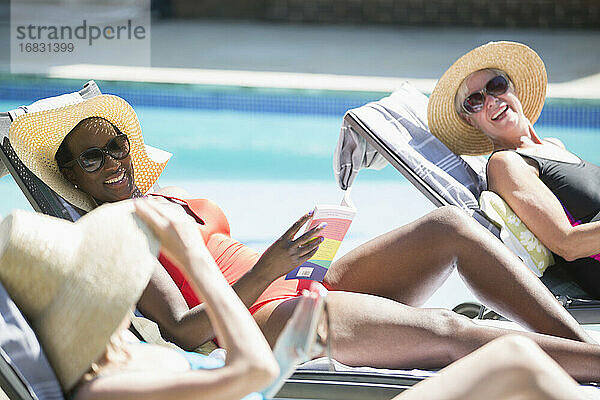 Glückliche ältere Frauen Freunde Sonnenbaden bei sonnigen Sommer poolside