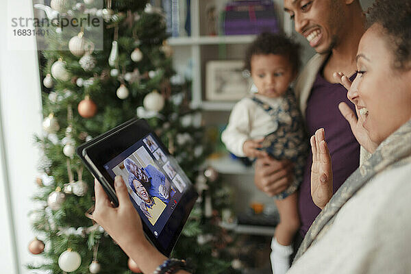 Familien-Videochat auf dem digitalen Tablet-Bildschirm zu Weihnachten