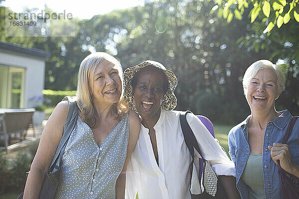 Porträt spielerisch Senior Frauen Freunde in sonnigen Sommer Garten