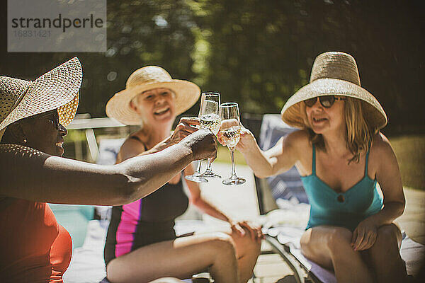 Senior Frauen Freunde trinken Champagner am Sommer Poolside