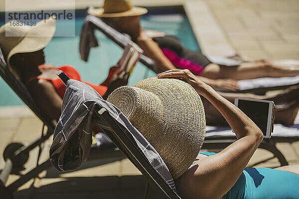 Senior Frauen Freunde Sonnenbaden bei sonnigen Sommer poolside