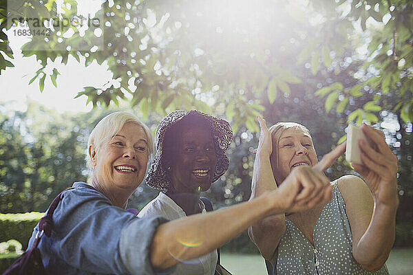 Playful Senior Frauen Freunde nehmen Selfie im sonnigen Sommer Garten