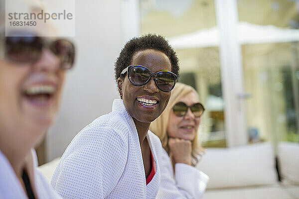 Porträt glücklich ältere Frauen Freunde in Spa-Bademäntel und Sonnenbrille