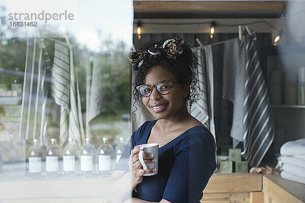 Porträt selbstbewusste weibliche Ladenbesitzerin beim Teetrinken