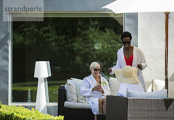 Senior Frauen Freunde entspannen in Spa-Bademäntel auf Luxus-Terrasse