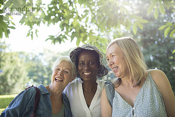 Porträt glücklich ältere Frauen in sonnigen Sommer Garten