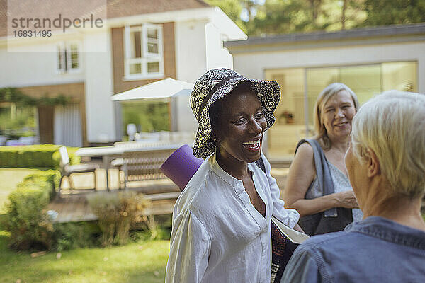 Glückliche ältere Frauen Freunde mit Yoga-Matte im Sommer Garten