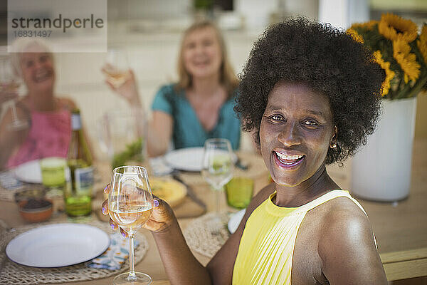 Porträt glücklich ältere Frauen Freunde genießen Wein beim Mittagessen