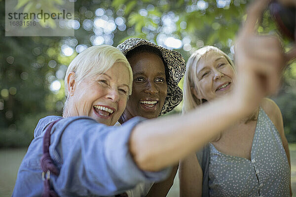 Glückliche ältere Frauen Freunde nehmen Selfie im Park